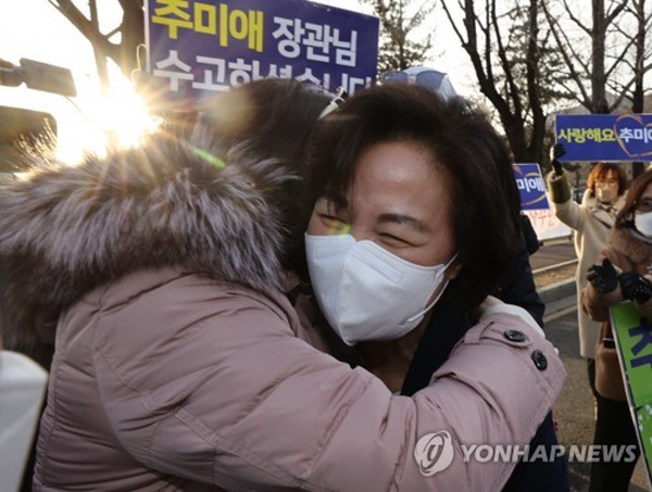 윤석열 전 총장의 징계를 단행한 추미애 전 법무부 장관의 혜안과 뚝심이 적절했음이 또 확인됐다. 윤석열 전 총장을 편드는 언론들의 십자포화를 받은 것은 물론, 민주당 내 자신을 도와주는 정치인도 소수에 불과했지만 역시 추미애 전 장관이 옳은 결정을 했다는 것이 또 드러난 셈이다. 사진=연합뉴스