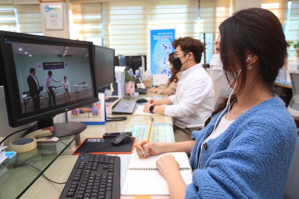 대구 수성구청 직원들이 13일 직장 내 갑질 행위 사례에 대한 청렴 연극공연을 온라인 화상회의 플랫폼을 이용해 시청하고 있다./ⓒ수성구청