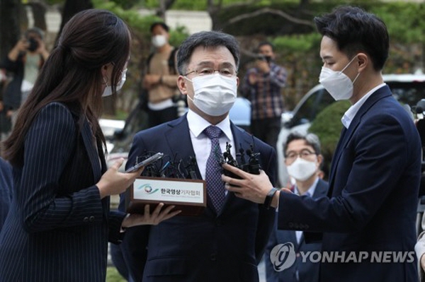 언론에서 주로 언급하는 이들은 '화천대유' 대주주인 김만배 전 머니투데이 부국장을 비롯해서, 남욱 변호사(화천대유 관계사 천화동인 4호 실소유주)와 정영학 회계사(화천대유 관계사 천화동인 5호 실소유주), 유동규 전 성남도시개발공사 기획본부장 등이다. 사진은 취재진 질문을 받는 김만배 전 부국장의 모습. 사진=연합뉴스