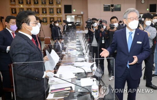 김용판 국민의힘 의원은 이재명 경기지사가 폭력 조직인 '성남 국제마피아파'와 깊은 '유착 관계'에 있는 것처럼 표현했다. 그러나 김용판 의원이 공개한 내용들은 억지성이 다분해, 이재명 지사가 여러 차례 웃음을 터뜨렸다. 이재명 지사는 "이래서 국회의원 면책특권을 제한해야 한다. 자꾸 학예회하는 것도 아니고"라고 일갈했다. 사진=연합뉴스