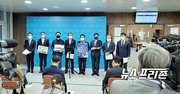 더불어민주당 국회법제사법위원회 위원 및 고발사주 국기문란진상규명TF 일동은 지난 19일 MBC PD수첩에서 보도한 ‘고발사주 의혹’ 녹음파일과 관련해 20일 국회 소통관에서 긴급 기자회견을 가졌다.(사진=박주민 의원실)