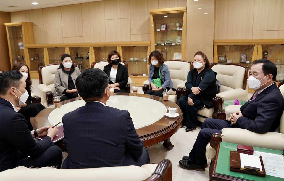 충남교육청은 20일 부여군 학부모협의회 이수진 회장 등 임원진과 부여여고 단독 이전과 관련 간담회를 개최했다.(사진=충남교육청)