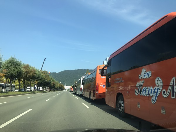 민주노총 경남본부 소속 조합원들이 타고 온 관광버스가 경남도청 앞 대로에 줄지어 주차하고 있다. 뉴스프리존