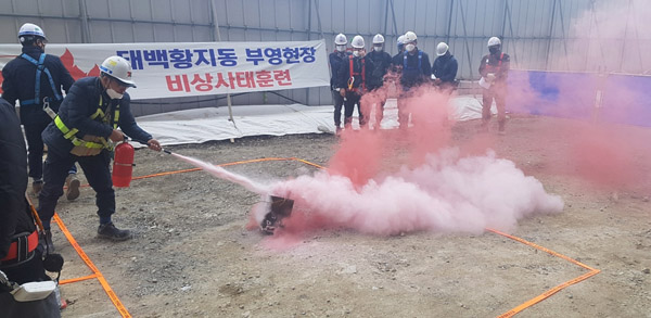 부영그룹이 강원도 태백시 황지동에 공사 중인 부영 아파트 현장에서는 가을 한파 대비 안전사고 예방 및 관리를 진행 중이다.  /ⓒ부영그룹