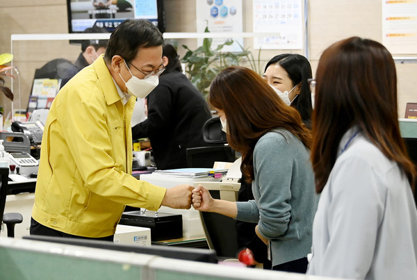 자료사진. 박남춘 인천시장의 민생행보 모습. (사진=박남춘 페이스북)