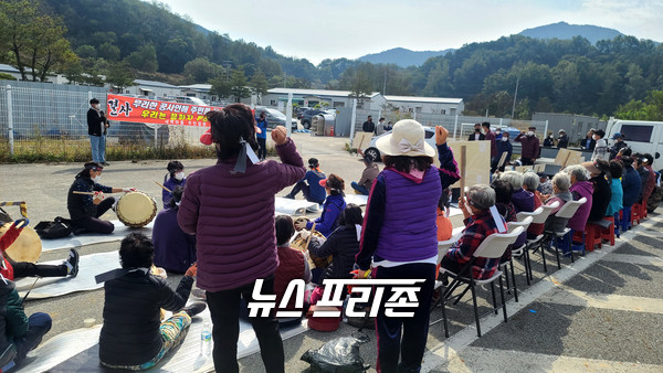 수동면 내백마을 주민60명은 함양 울산간 고속도로 시공사인 쌍용건설 현장사무실을 찾아 정문 앞에서 피켓을 들고 주민들의 피해 요구사항 전달하며 나섰다     뉴스프리존 = 허정태  기자