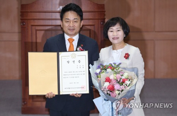 국민의힘 대선경선 후보인 원희룡 전 제주지사의 배우자인 강윤형씨가 이재명 더불어민주당 대선 후보를 가리켜 '소시오패스, 사기꾼'이라고 묘사했다가 구설수에 올랐다. 특히 자신이 '정신과 전문의'임을 강조하며 비유를 한 것인데 이재명 경기지사에 대한 상담이나 진료, 면담 등의 과정 없이 저런 진단을 내린 셈이라, 의사의 기본 윤리마저도 어긴 셈이다. 사진=연합뉴스