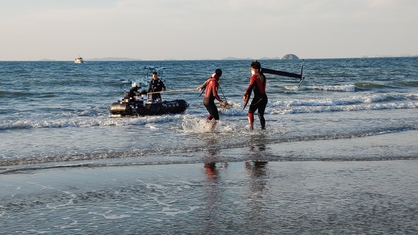 21일 오후 4시쯤 충남 서천군 춘장대 해수욕장에서 바람을 받아 파도를 타는 수상스포츠인 카이트 서핑을 즐기던 중 갑자기 바람이 약해지는 바람에 해상으로 추락하는 사고가 발생해 신고를 받고 출동한 보령해경이 A씨를 구조하고 있다.(사진=보령해양경찰서)