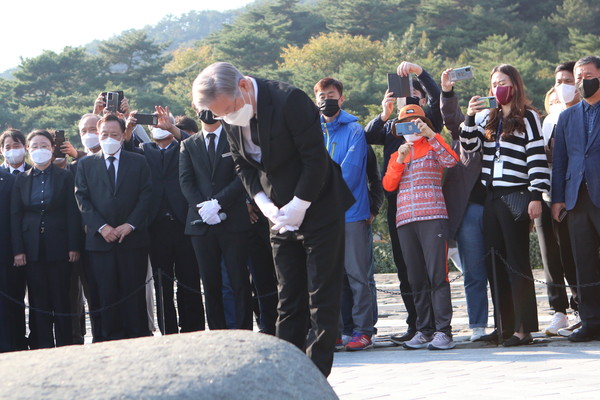 이재명 후보가 노무현 전 대통령 묘역을 참배하고 있다. 뉴스프리존