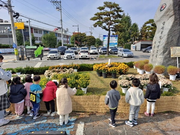 대한노인회 포천시지회 가산면분회(분회장 이용근)는 지난 21일 가산면행정복지센터 일원에서 ‘제2회 국화꽃 전시회’를 개최해 정교2리 경로당이 대상을 차지했다고 22일 밝혔다. 사진제공-포천시청