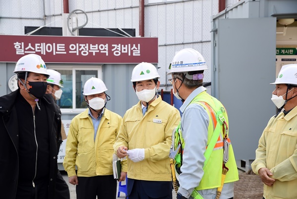 의정부시는 안병용 시장이 지난 21일 국가안전대진단 점검 주간을 맞이해 관내 캠프라과디아 E1블록(현대 힐스테이트) 아파트 건설공사 현장점검을 실시했다고 22일 밝혔다. 사진제공=의정부시청