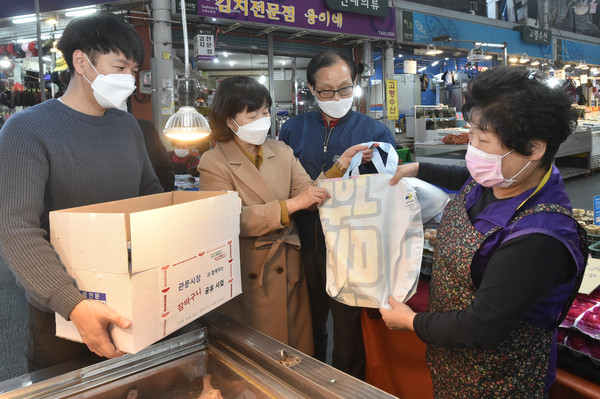 대구광역시 남구청에서  기부받은 에코백과 장바구니를 관문시장에 무료로 배부했다./ 남구청