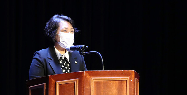 서산시의회 이연희 의장이 23일 서산시 문화회관 소공연장에 열린 우보 민태원 학술제에서 축사를 낭독하고 있다.(사진=서산시의회)