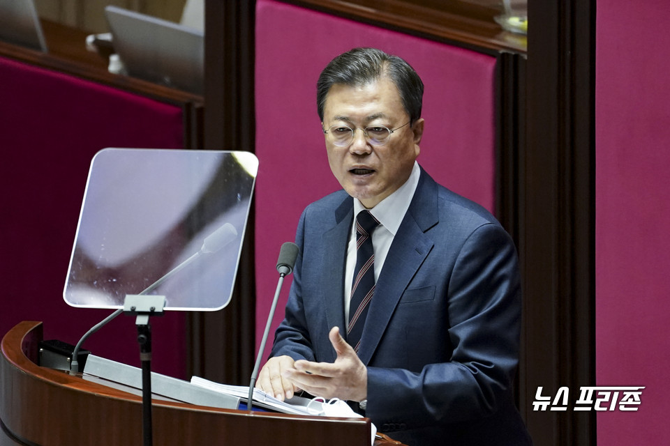 문재인 대통령이 25일 국회 본회의장에서 2022년도 예산안 시정연설을 하고 있다. ⓒ연합뉴스