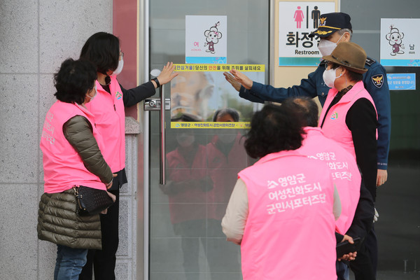 영암군과 영암군여성친화도시군민서포터즈단, 영암경찰서가 공동으로 여성안심거울을 부착하고 있다(사진=영암군)