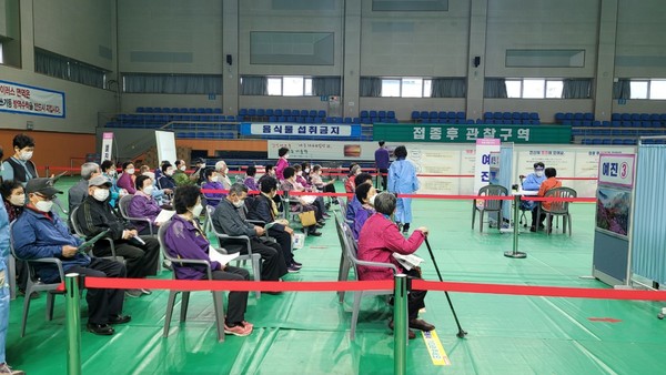 강진군 제2실내체육관에 위치한 예방접종센터