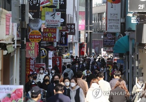 김두관 의원은 "장기간의 코로나 사태로 인한 정신적 물리적 상처를 치유하고 국가의 건강을 회복하기 위한 빠른 조치가 필요하다"며 "2년 동안 온갖 가게 문을 닫고 고향 부모님도 마음대로 뵙지 못했던 국민들께 정부가 손을 내밀 때"라고 강조했다. 그는 1인당 100만원의 재난지원금 지급을 제안했다. 사진=연합뉴스