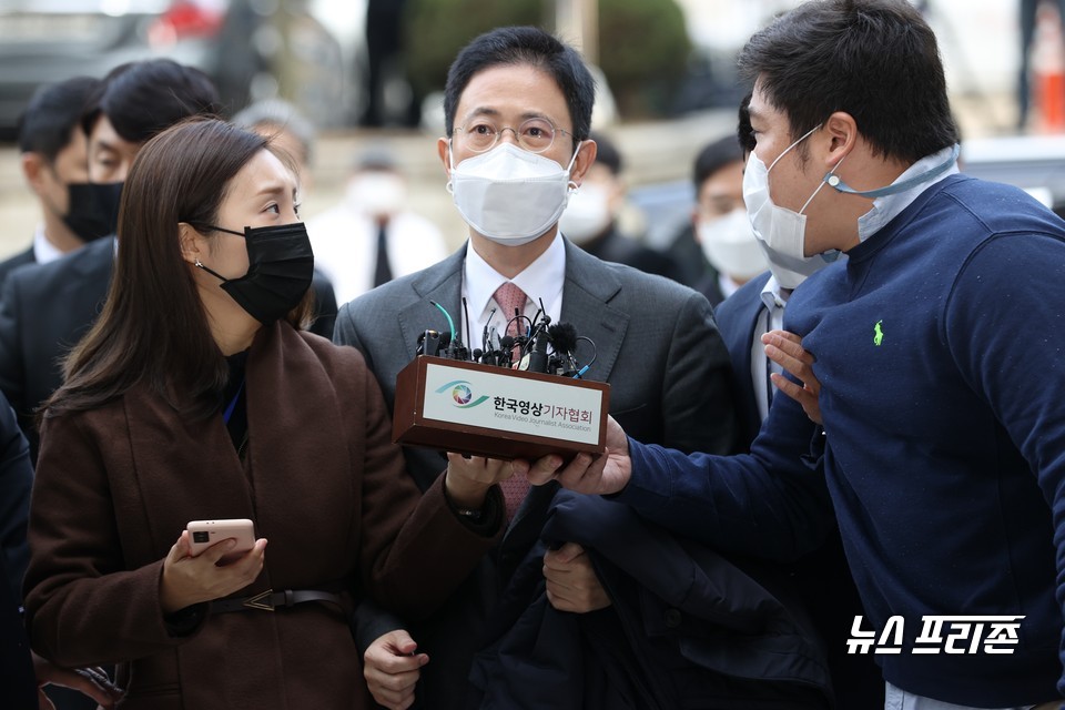 '고발 사주' 의혹의 핵심 인물인 손준성 대구고검 인권보호관(가운데)이 26일 오전 서울 서초구 서울중앙지법에서 열린 영장실질심사에 출석하기 위해 법정으로 향하고 있다. 손 검사는 대검찰청 수사정보정책관으로 일하던 지난해 4월 전후로 부하 검사 등에게 여권 인사와 언론인 등에 대한 고발장 작성과 근거 자료 수집 등을 지시하고, 고발장을 김웅 당시 미래통합당 총선 후보(현 국민의힘 의원)에게 전달한 혐의(직권남용권리행사방해 등)를 받는다. ⓒ연합뉴스