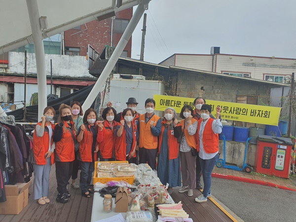 양평군종합자원봉사센터(센터장 윤기용)는 지난 8일 물맑은양평시장에서 아름다운동행 봉사회(회장 지민희)가 주최한 ‘이웃사랑의 바자회’를 진행해 판매수익금 전액을 소외계층에 전달할 예정이라고 26일 밝혔다. 사진제공=양평군청