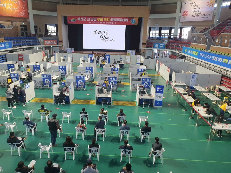 충남 예산군이 도내 유일하게 전 군민 자체 무료 독감 예방접종을 시작한 가운데 접종이 순조롭게 이뤄지고 있다.(사진=예산군청)