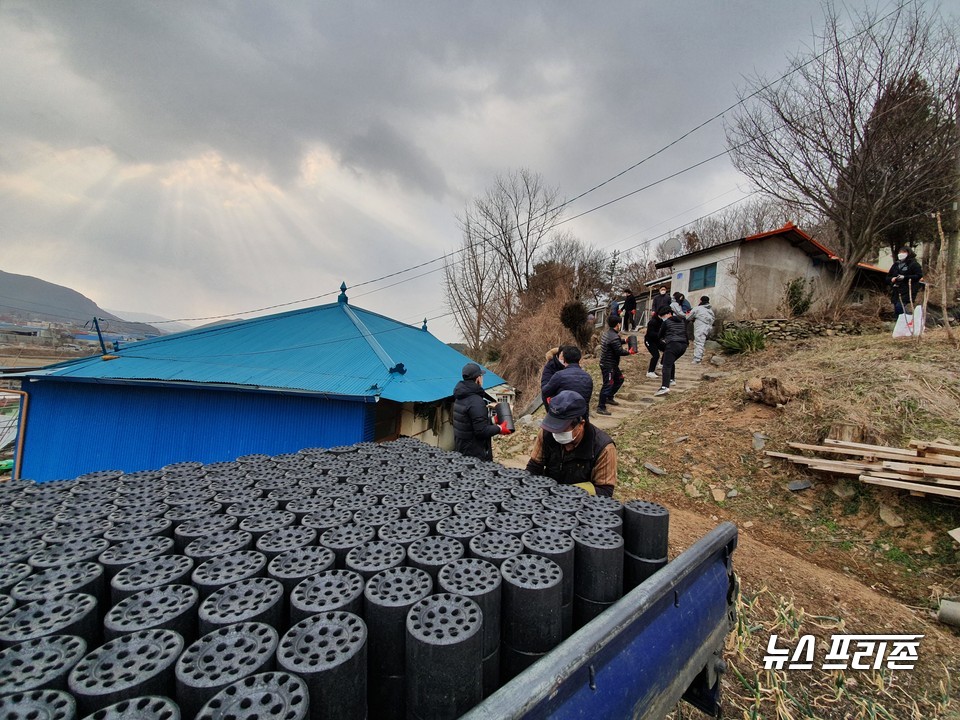 연탄배달 활동 장면.(사진=보령시청)