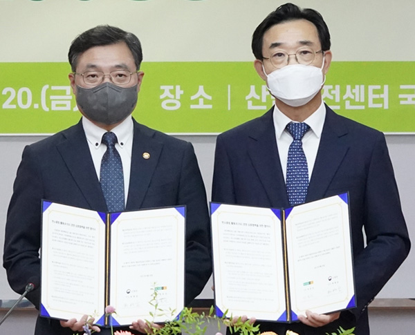 서울 영등포구 산림비전센터에서 윤기철 현대리바트 사장(오른쪽)과 최병암 산림청장이 '탄소중립 활동과 ESG 경영 상호협력'을 위한 업무협약을 체결한 뒤 기념촬영을 하고 있다. / ⓒ현대백화점그룹