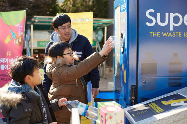 자원순환 로봇에 재활용품을 투입하고 있다. 수퍼빈