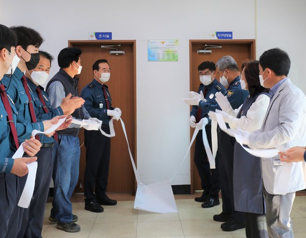 쌍봉지구대가 전남경찰청이 주관한 21년 상반기‘베스트지구대’에 선정돼 인증패를 걸고 있다(사진=여수경찰서)