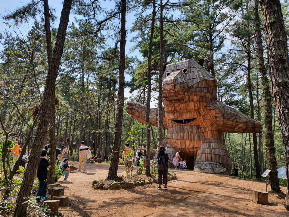 충남 공주시가 SRT 여행전문가가 선정한 2021년 최고의 국내 여행지에 선정됐다. 공주 연미산 자연미술공원 모습.(사진=공주시청)