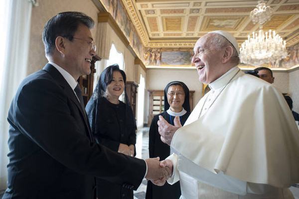 문 대통령과  프란치스코 교황과 악수하면서 크게 웃고 있는 가운데 김정숙 여사도  웃음을 터뜨렸다. 교황청 제공
