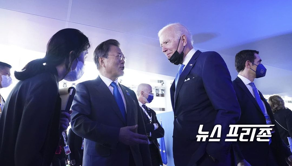 문재인 대통령과  미국 바이든 대통령이 대화를 나누고  있다.(사진=청와대)