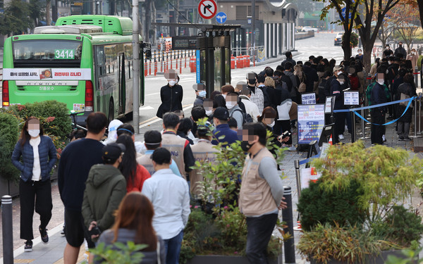 31일 오전 서울 송파구 보건소 선별진료소 앞에서 시민들이 신종 코로나바이러스 감염증 선별 검사를 받기 위해 대기하고 있다.
