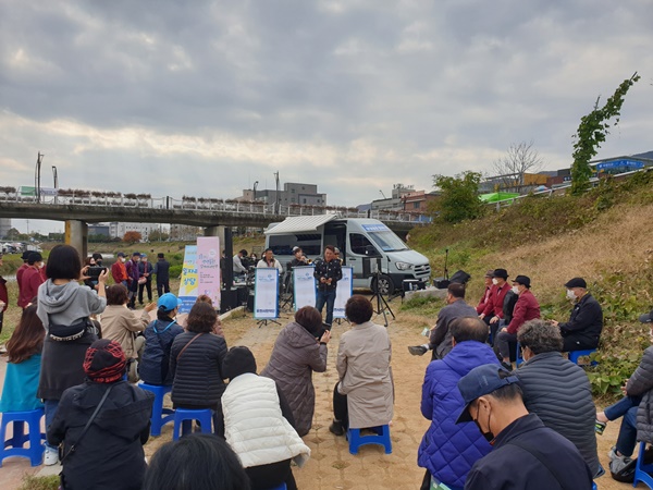 포천시(시장 박윤국)는 지난달 27일과 30일 각각 일동 5일장과 신읍 5일장에서 ‘구직자와 함께 소통하는 생생출동 일자리 버스킹을 개최했다고 1일 밝혔다. 사진제공=포천시청