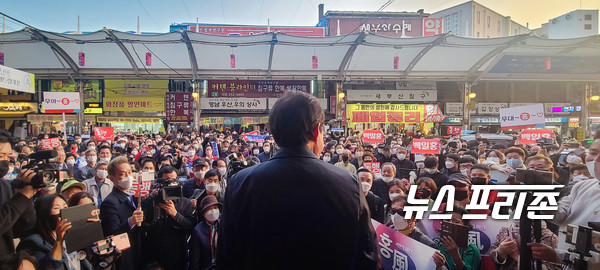 국민의힘 대권주자인 홍준표 후보가 경선투표 첫날인 1일  '보수의 심장'  TK를 찾아 서문시장에서 지지를 호소하고 있다.(사진=홍준표 후보 선거캠프)