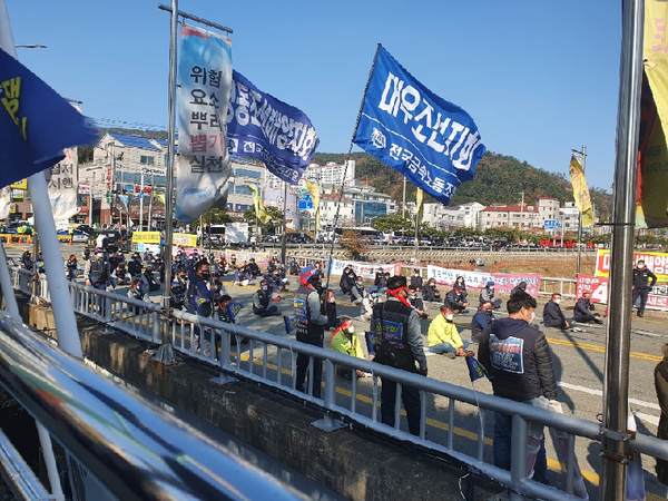 거제시는 숙련 노동자의 실직을 막고자 역점사업으로 추진 중인‘거제형 조선업 고용유지모델’이 하청 노동자의 정리해고를 막아냈다./ⓒ거제시