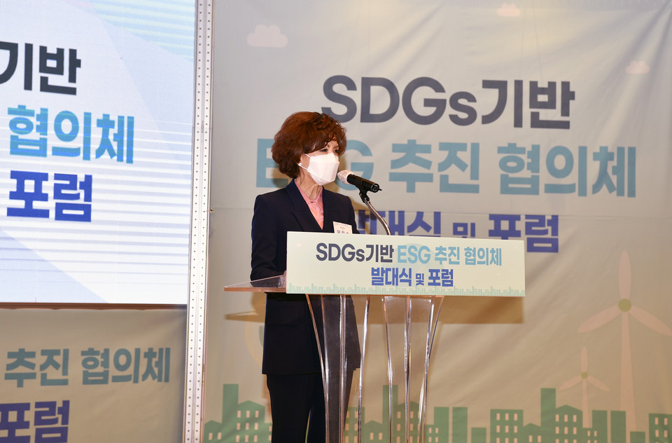 충남대 이진숙 총장이 2일 오후 2시 SDGs 기반 ESG 추진 협의체 발대식에서 출범식 축사를 하고 있다.(사진=충남대학교)