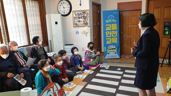 대구 수성구는 10월 20일 지산무학경로당에서 어르신들을 대상으로 찾아가는 교통안전교육을 진행하고 있다./ⓒ수성구청