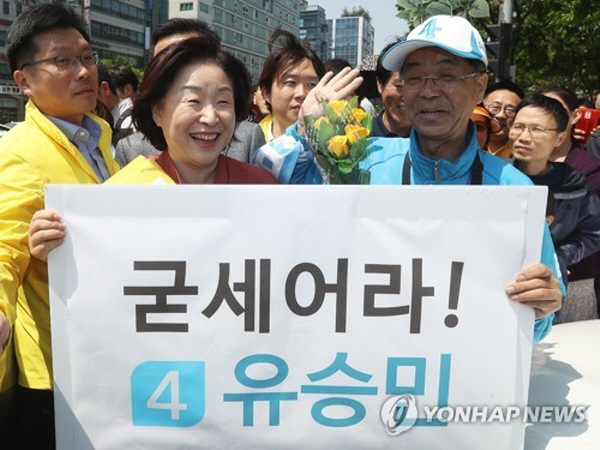 심상정 후보는 지난 대선 당시에도 정의당과 정치철학이 거의 대립 관계에 있는 유승민 당시 바른정당 후보를 응원하는 '기행'을 벌이기도 했었다. ‘굳세어라! 유승민’이라는 홍보 문구는 심상정 후보의 말에서 비롯된 것이다. 사진=연합뉴스