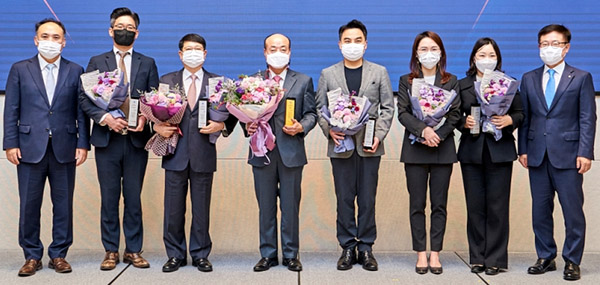 상전유통학술상 시상식에서 롯데 강희태 유통 BU장(맨 오른쪽)과 정연승 한국유통학회장(맨 왼쪽)이 수상자들과 단체 기념 촬영을 하고 있다. 사진 왼쪽부터 정연승 한국유통학회장, 송상화 교수, 박철 교수, 이수동 교수, 서용구 교수, 최정혜 교수, 이승민 교수, 강희태 롯데 유통 BU장. /ⓒ롯데그룹