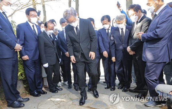 이재명 민주당 대선후보는 광주 북구 망월동 민족민주열사묘역 입구에 설치된 '전두환 비석'을 밟았다. 이는 묘역을 찾는 이들이 일상적으로 하는 행동이다. 사진=연합뉴스