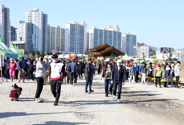 마산국화축제장을 찾은 관람객들 창원시