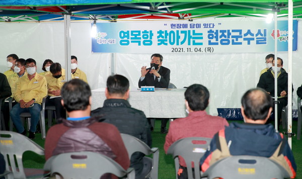 가세로 태안군수는 4일 남면 영목항에서 '영목항 발전방안'을 모색하기 위한 ‘현장 군수실’을 운영하고 주민들의 의견을 청취하고 있다.(사진=태안군청)