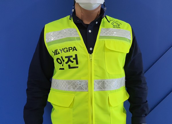 5일 공사가 공개한 에코 안전조끼를 착용 중인 모습