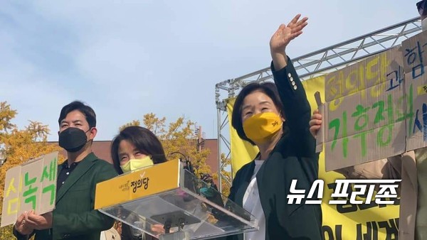 심상정 정의당 대선후보는 6일 '기후정의 세계공동행동의 날'을 맞아, 서울 종로구 혜화동 마로니에 공원을 찾아  시민들에게 지지를 호소했다.(사진=정의당 선거캠프)
