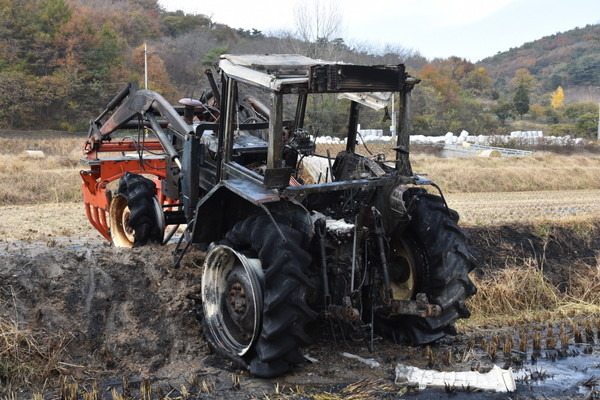 [충남=뉴스프리존] 박상록 기자= 6일 오후 1시쯤 충남 공주시 의당면 월곡리의 한 논에 주차된 A씨(41, 남) 소유의 트렉터에서 불이 나 18분만에 꺼졌다.(사진=공주소방서)