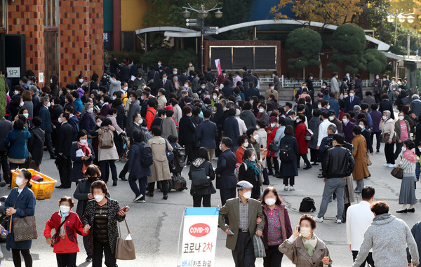 '단계적 일상회복'(위드 코로나) 1단계 이후 첫 주말을 맞은 7일 서울 영등포구 여의도순복음교회에서 신도들이 예배당으로 들어가고 있다.