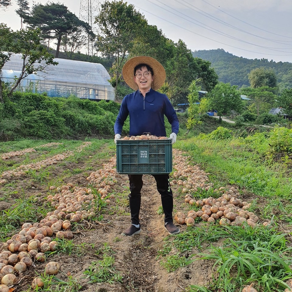 2021 가공상품 마케팅경진대회에서 우수상을 수상한 초록코끼리 김만이 대표.(사진=홍성군청)