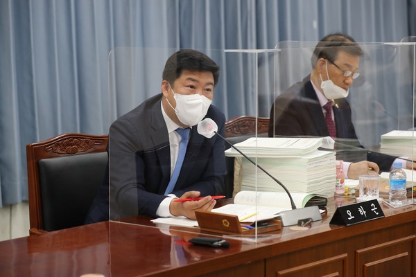 오하근 도의원, 학교체육관 체육동호회에게 적극 개방 주문(사진=전남도의회)