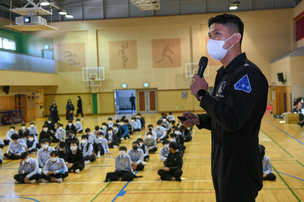사천을 방문한 공군 블랙이글스 특수비행팀이 삼천포중‧삼천포여자중학교 강당에서 170여명의 학생을 대상으로 특별강연을 진행했다.   사천시