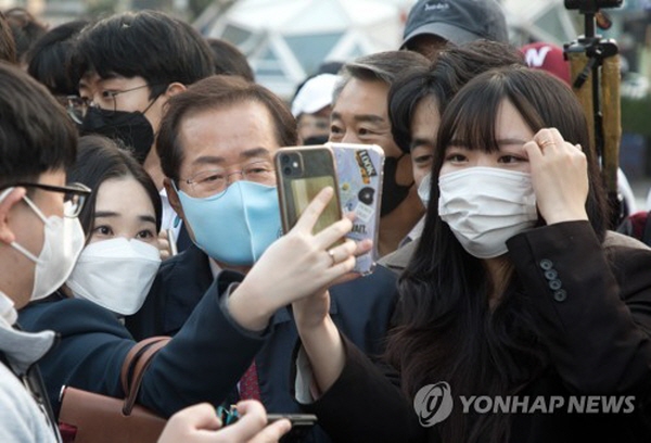 홍준표 의원은 젊은 남성들에게 '폐지 0순위' 부서이자 '공공의 적'으로 꼽히는 여성가족부에 대해 타 부처와 통합하겠다고 발표한 바 있다. 그는 '페미니즘' 대신 '휴머니즘·패밀리즘'을 지향하는 정책을 발표한 바 있다. 사진=연합뉴스